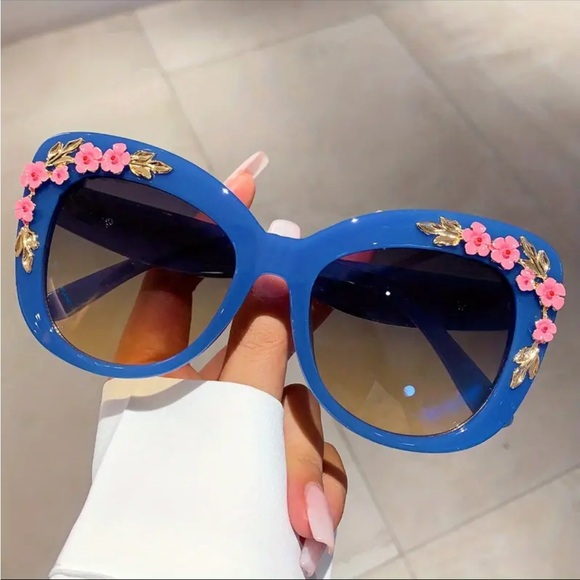 Katy Perry 3D Rose 50s Vibe Pin Up Cat Eye Blue Sunglasses - Picture 7 of 13